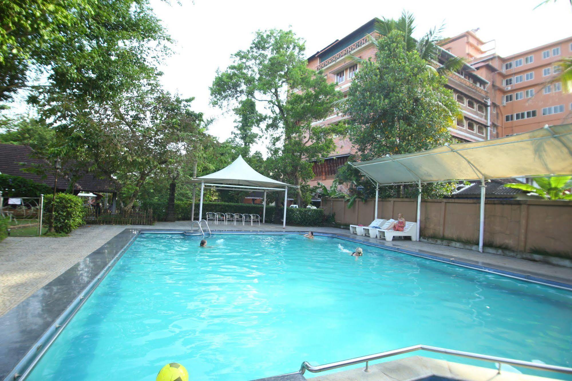 Pagoda Resorts Alappuzha Extérieur photo
