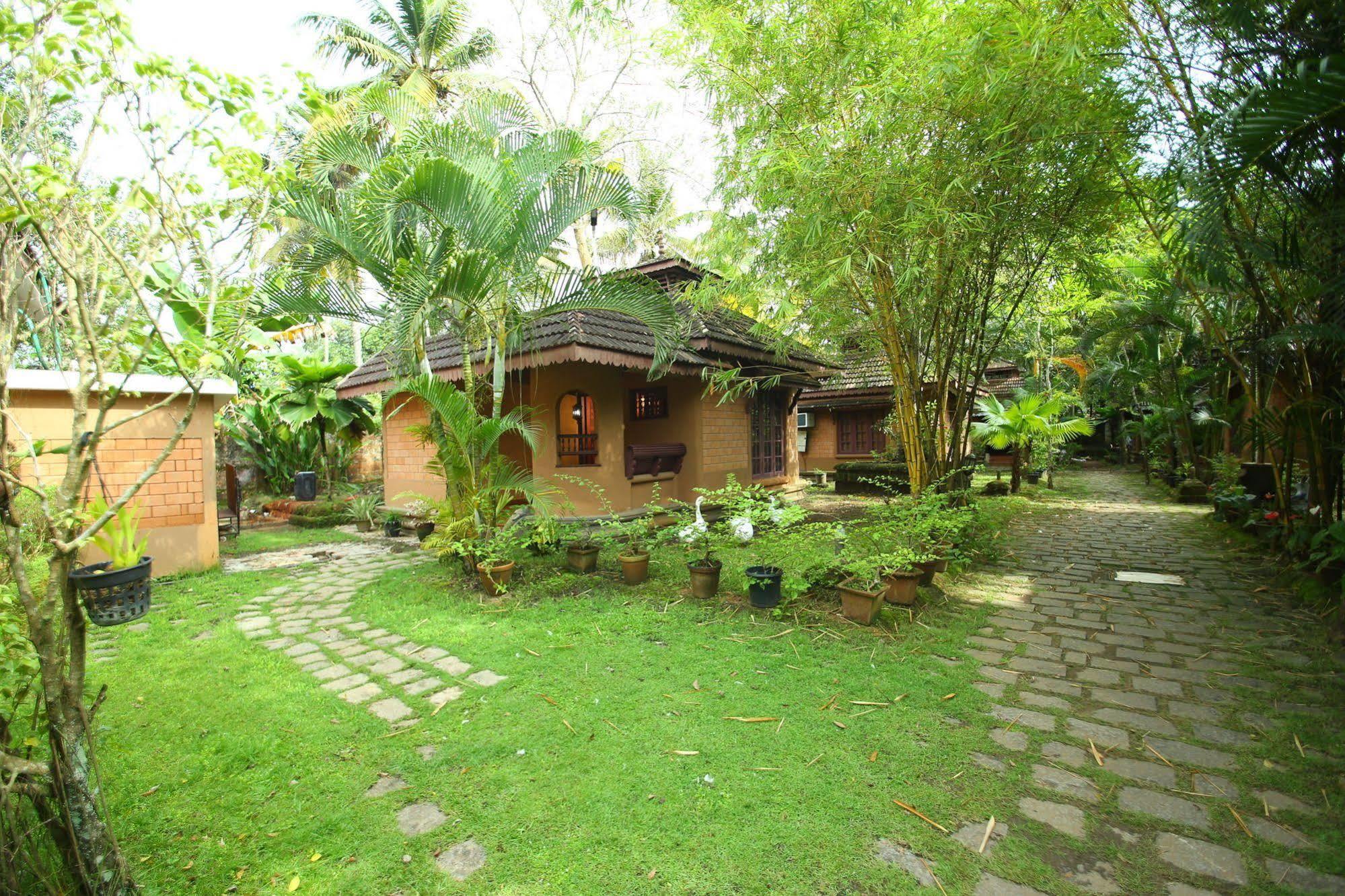 Pagoda Resorts Alappuzha Extérieur photo